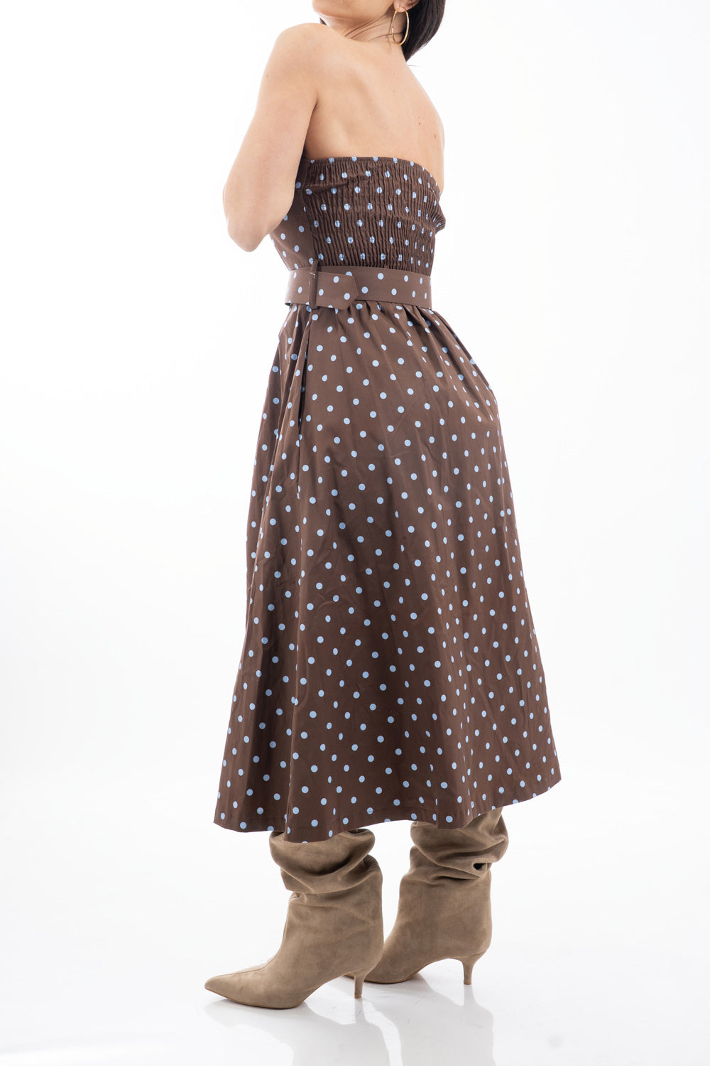 modella indossando Abito midi a pois in cotone elasticizzato con fascia in vita colore