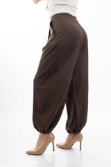 modella indossando Pantalone carrot gessato con pinces e fondo elasticizzato colore