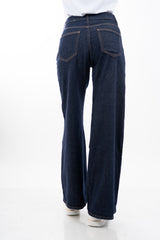 modella indossando Jeans palazzo in denim leggero elasticizzato a gamba ampia colore
