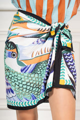 modella indossando Gonna Pareo a Portafoglio Fantasia Tucano Tropicale Made in Italy colore