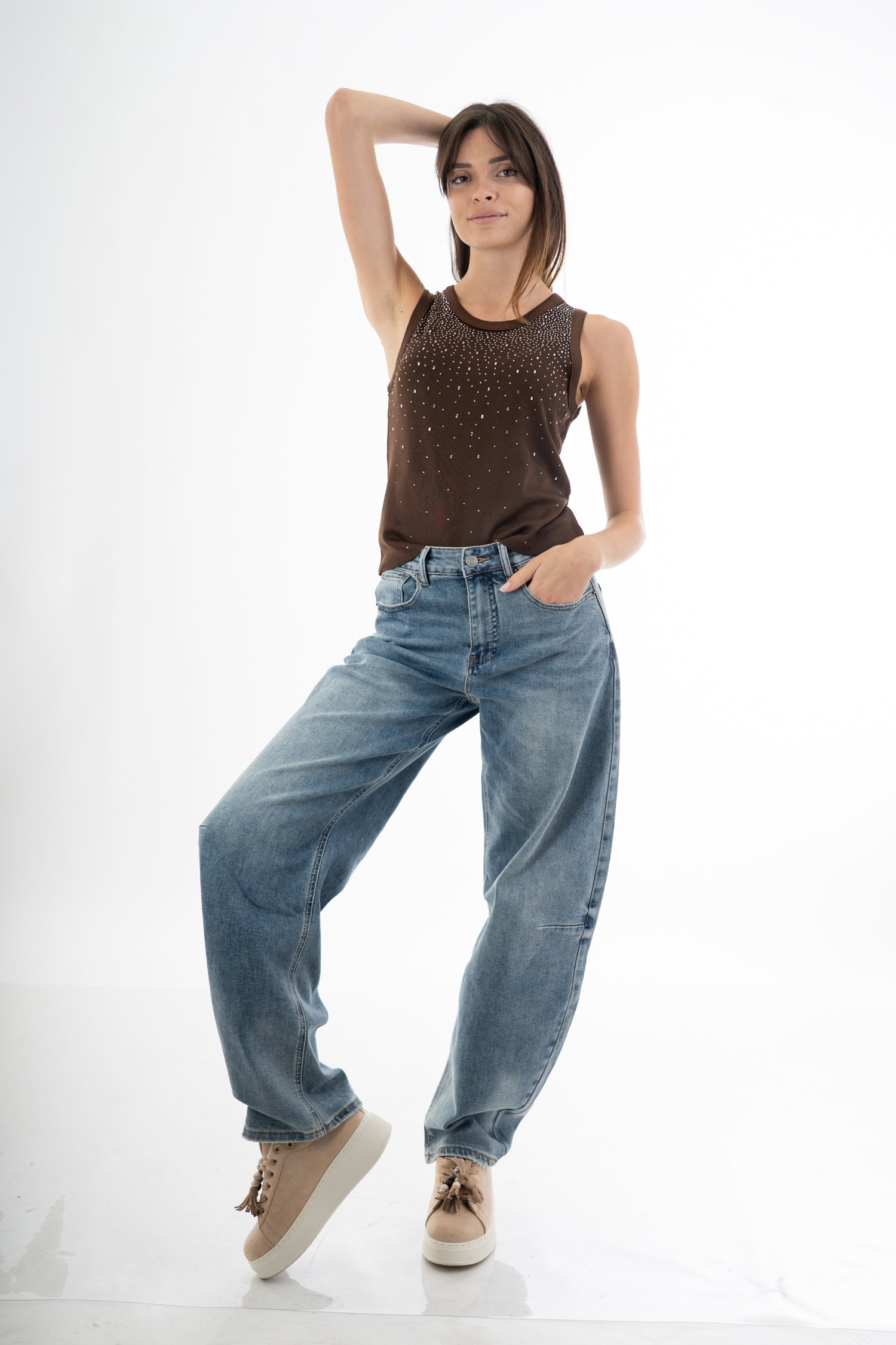 modella indossando Top canotta in microcostina di viscosa elasticizzata con strass degradé colore