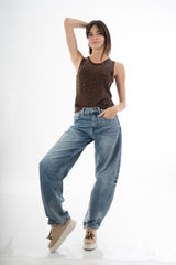 modella indossando Top canotta in microcostina di viscosa elasticizzata con strass degradé colore