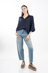 modella indossando Camicia ampia in viscosa jacquard con manica al gomito e linea fluida colore