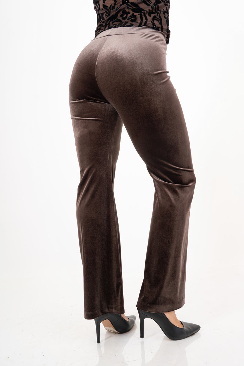 modella indossando Pantalone a zampa in velluto liscio elasticizzato colore