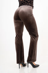 modella indossando Pantalone a zampa in velluto liscio elasticizzato colore