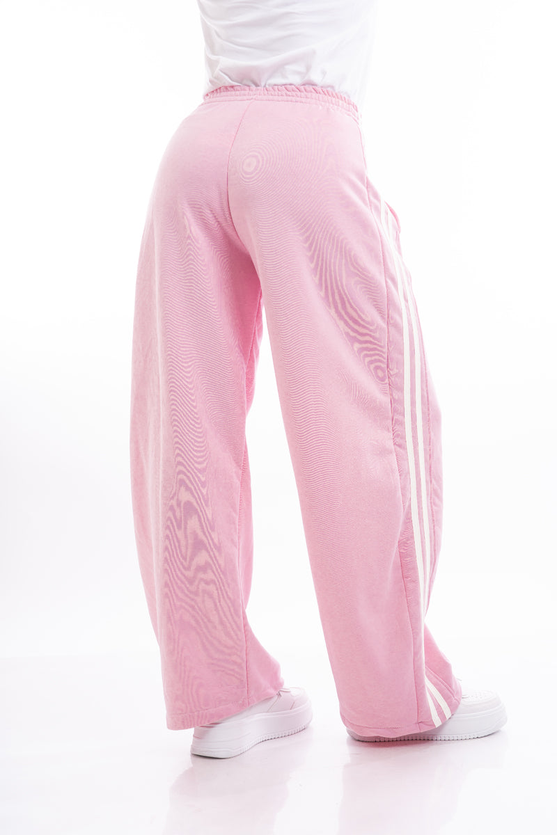 modella indossando Pantalone palazzo in felpa con bande laterali e vita elasticizzata colore