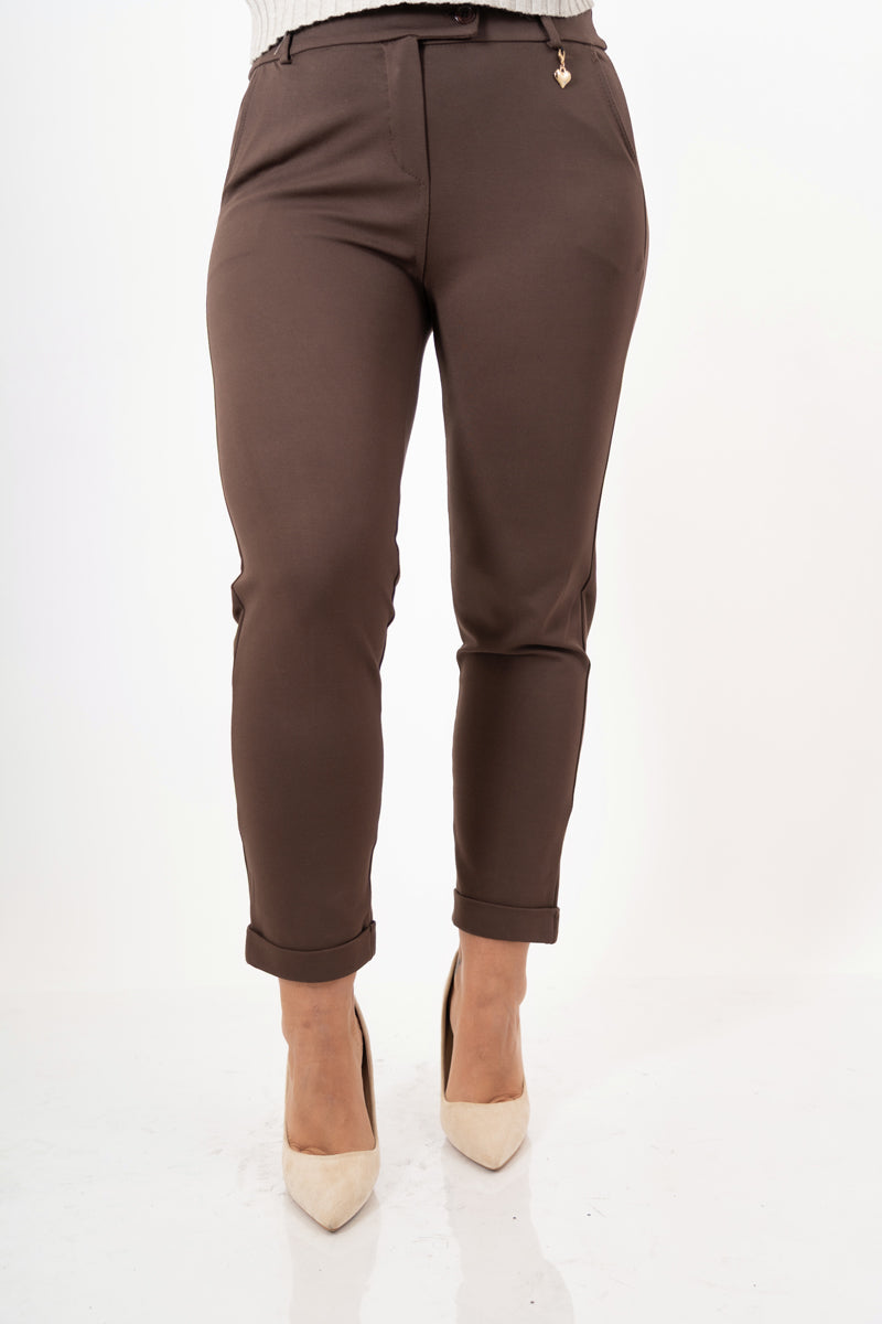 modella indossando Pantaloni Punto Milano Elegance – Marrone colore