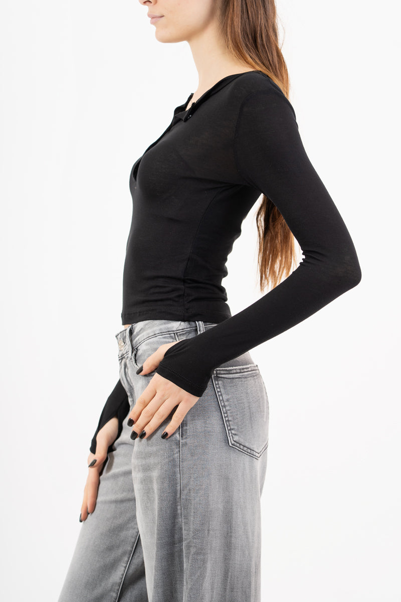 modella indossando Maglia corta serafino in cotone elasticizzato colore