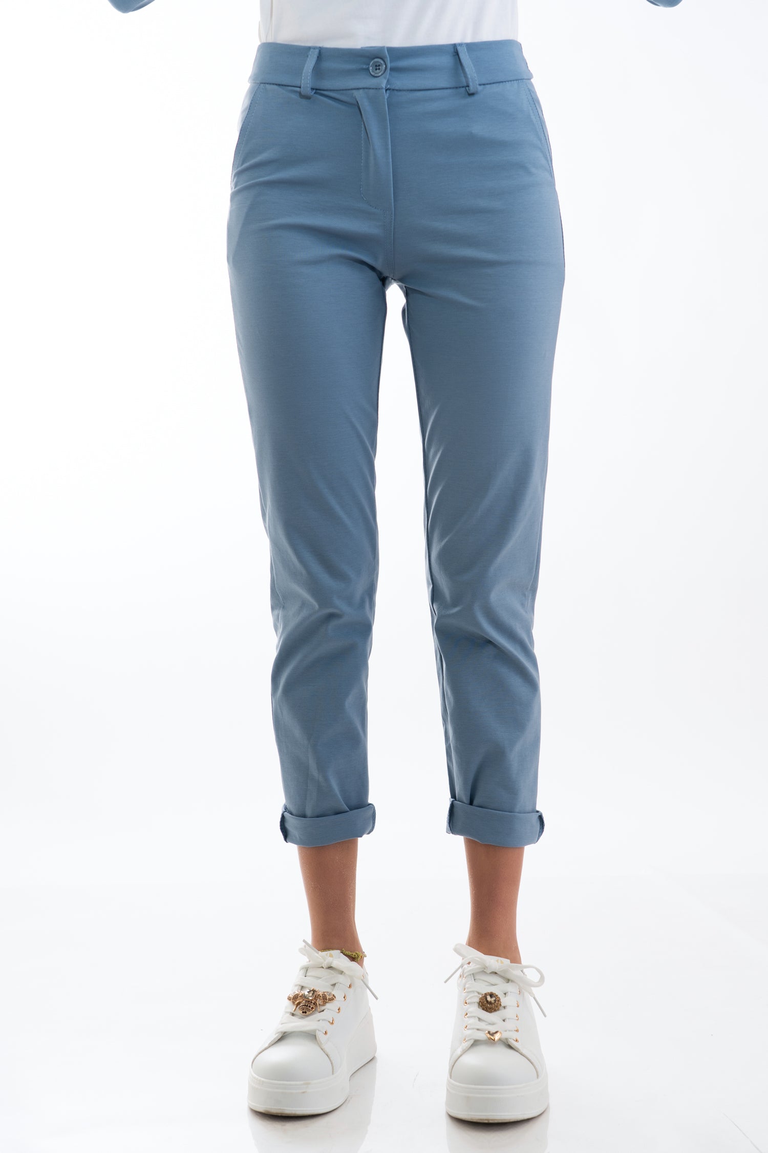 modella indossando Pantalone blu jeans elasticizzato con risvolto in misto cotone colore