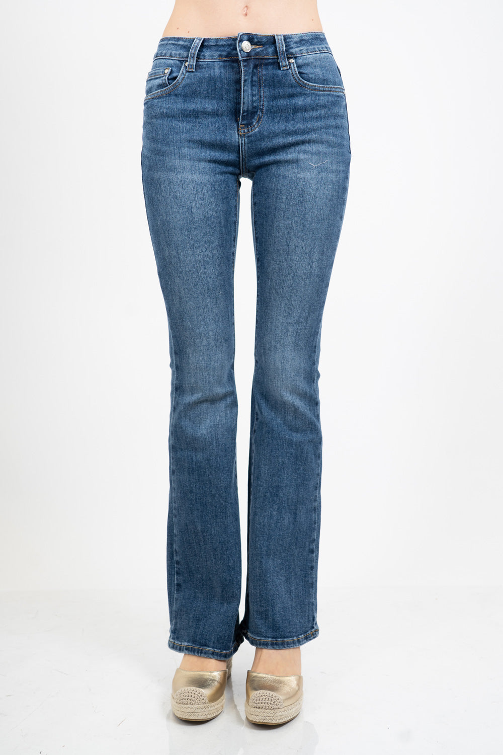 Jeans flare aderente in denim elasticizzato con fondo a zampa.