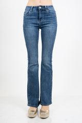 Jeans flare aderente in denim elasticizzato con fondo a zampa.
