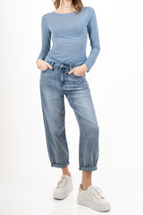modella indossando Jeans gamba morbida in denim elasticizzato colore Denim Medio