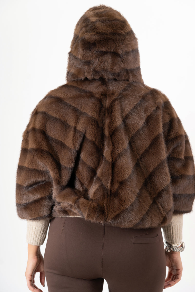 modella indossando Giacca over ecopelliccia con zip dorata e manica tre quarti colore