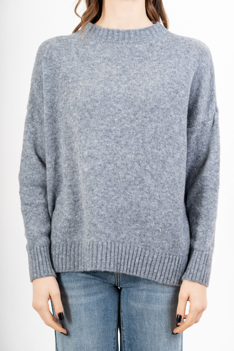 modella indossando Maglia girocollo morbida a spalla scesa in filato caldo colore Grigio scuro Unica