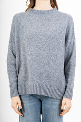 modella indossando Maglia girocollo morbida a spalla scesa in filato caldo colore Grigio scuro Unica