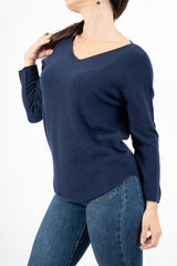 modella indossando Maglia over con scollo a V e orlo stondato in viscosa colore