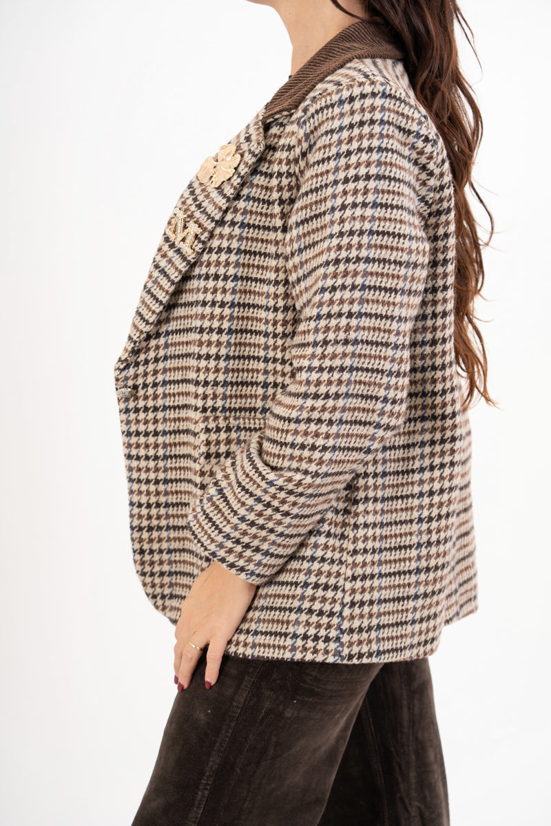 Giacca fantasia pied-de-poule con spille dorate