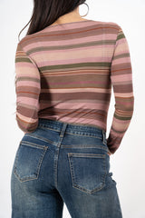 modella indossando Maglia a righe in misto cashmere Made in Italy colore