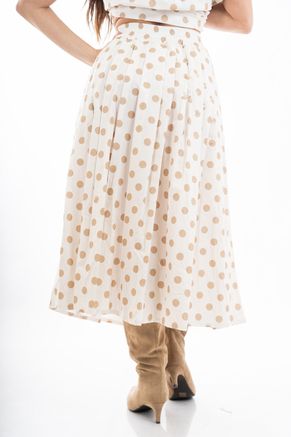 modella indossando Gonna midi a pois in cotone con baschina elastica e pieghe ampie colore