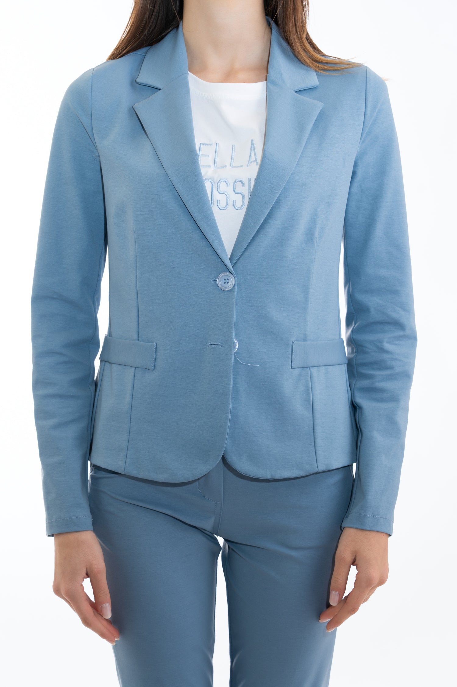 modella indossando Giacca blu jeans elasticizzata due bottoni in misto cotone colore Blu Jeans