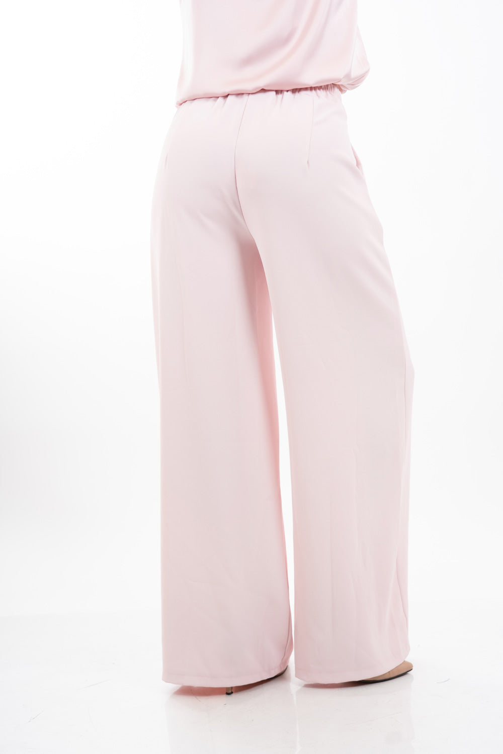 modella indossando Pantalone palazzo sartoriale con pinces e vita elasticizzata colore