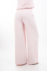modella indossando Pantalone palazzo sartoriale con pinces e vita elasticizzata colore