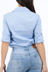 modella indossando Camicia azzurra in cotone elasticizzato leggermente avvitata colore