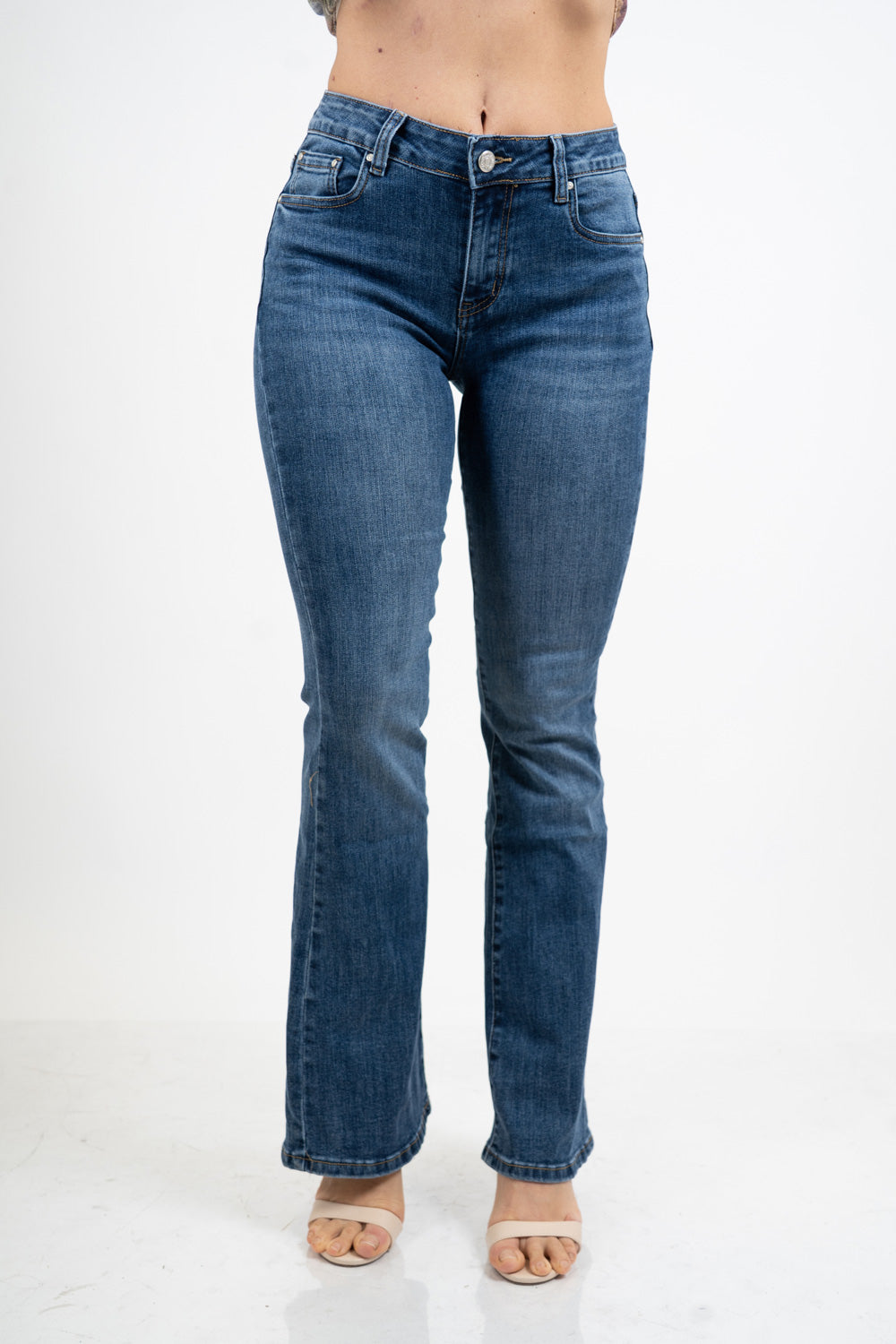 Jeans flare aderente in denim elasticizzato con fondo a zampa.