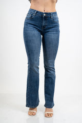 Jeans flare aderente in denim elasticizzato con fondo a zampa.