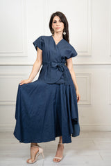 modella indossando Casacca incrociata in chambray con fusciacca colore
