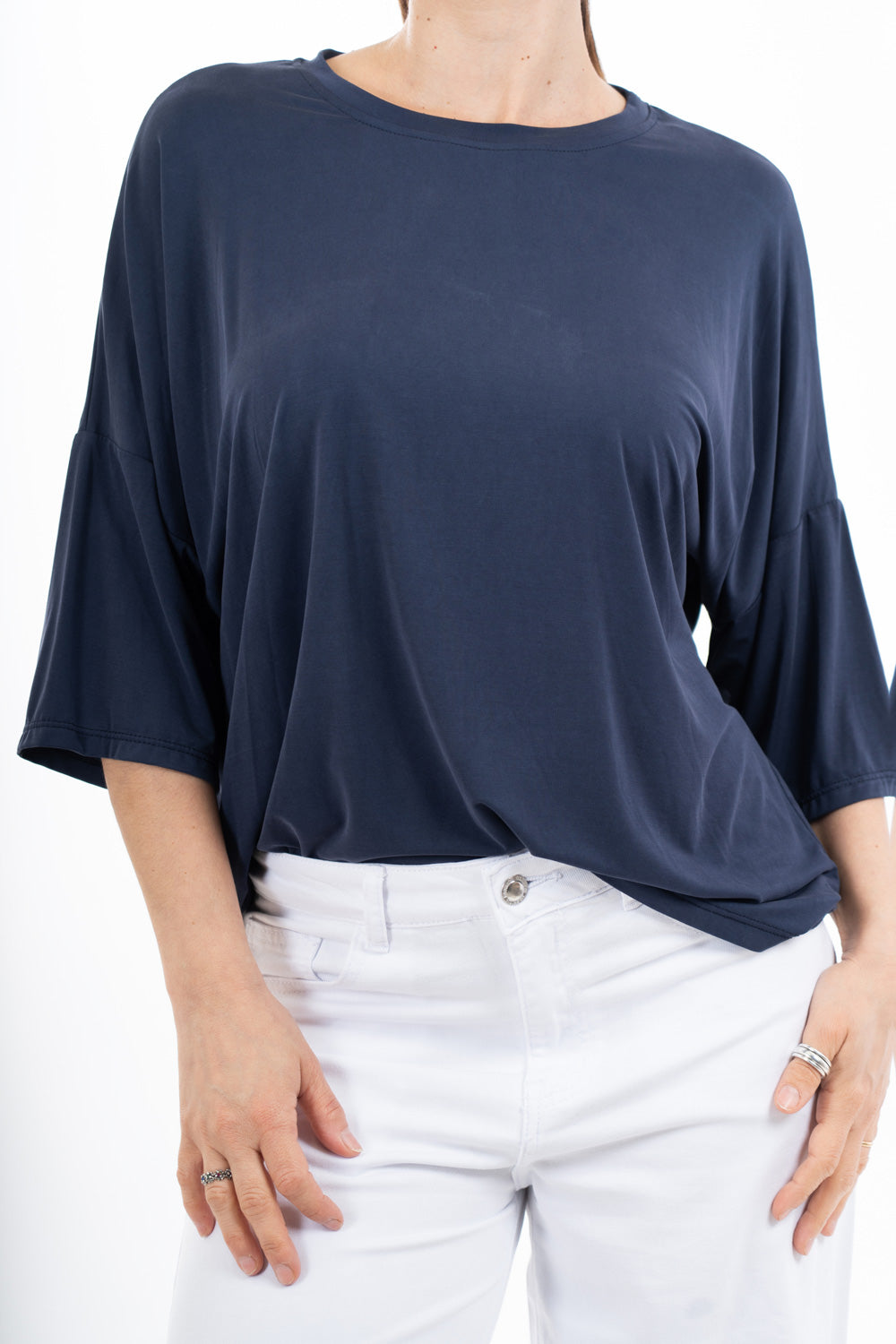 modella indossando Maglia ampia in modal elasticizzato con spalla scesa e manica morbida colore Blu Unica