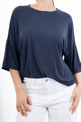 modella indossando Maglia ampia in modal elasticizzato con spalla scesa e manica morbida colore Blu Unica