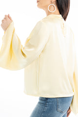 modella indossando Blusa in raso con maniche pipistrello e scollo a goccia colore