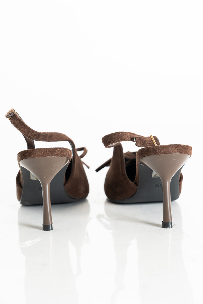 modella indossando Décolleté slingback marroni con lacci e tacco a spillo colore