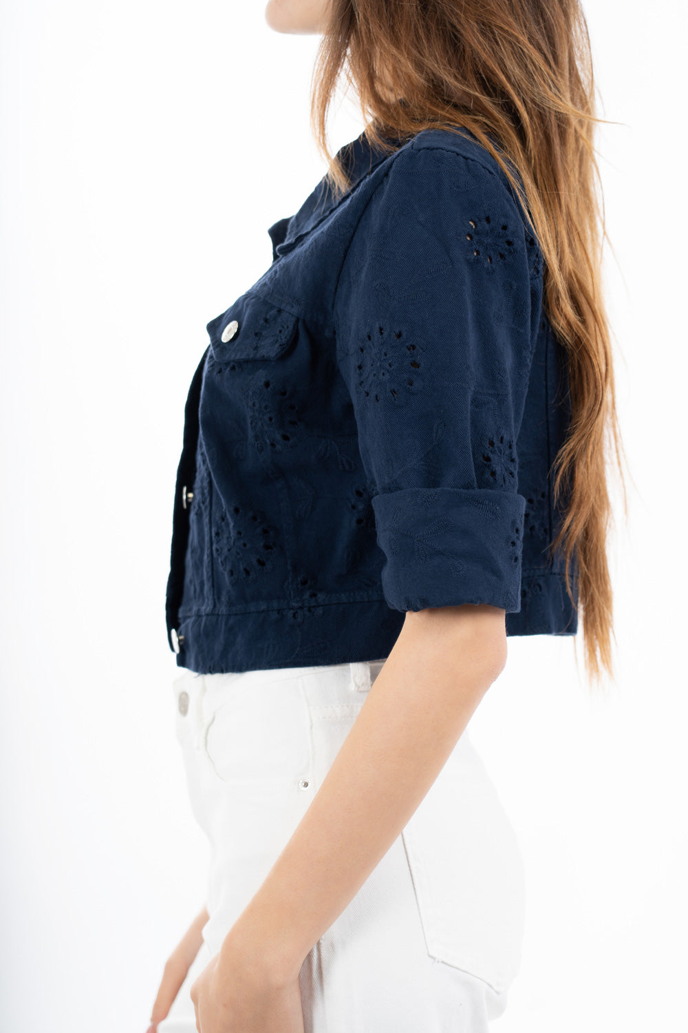 modella indossando Giacca crop in cotone stile denim con ricamo traforato e bottoni metallici colore