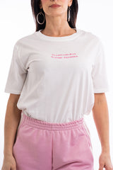 modella indossando T-shirt scritta “Se parli male di me ti prego esagera” colore Bianco-Rosa Unica