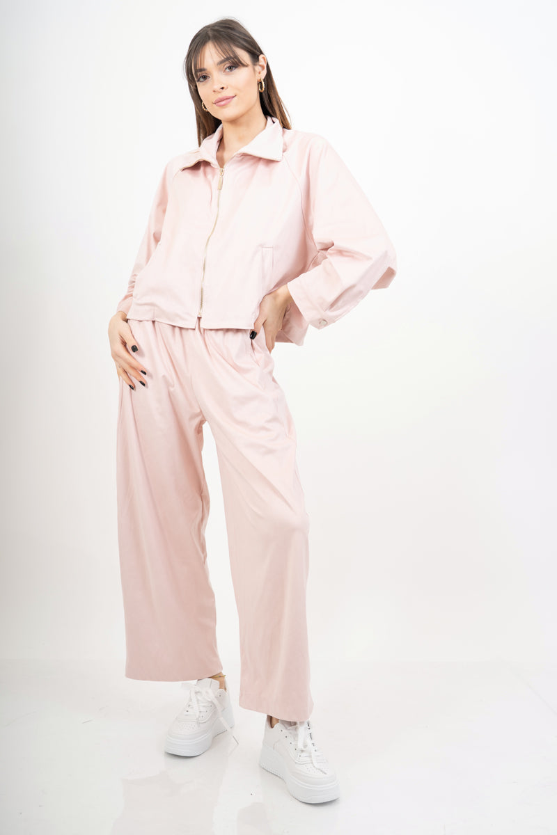 modella indossando Pantalone wide leg in tessuto effetto dainetto elasticizzato colore