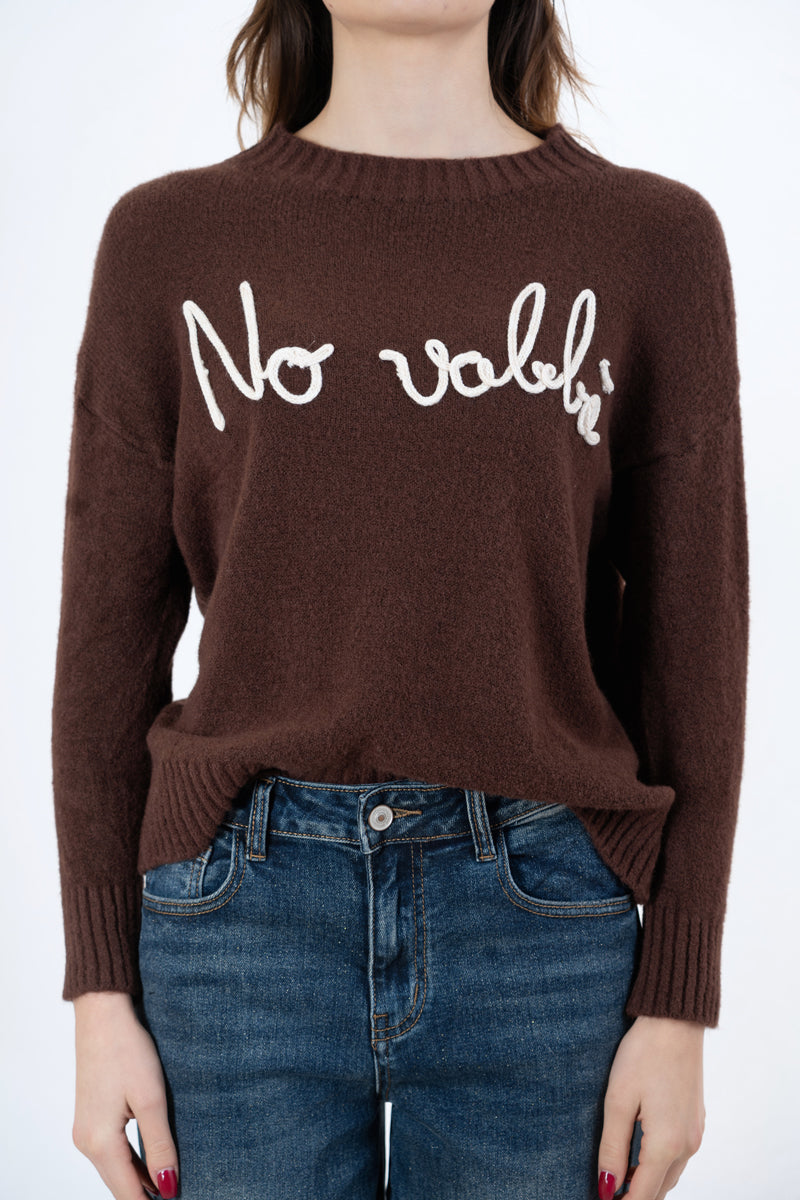modella indossando Maglione girocollo “No vabbè” in misto lana ricamato colore Marrone-Beige Unica