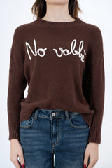 modella indossando Maglione girocollo “No vabbè” in misto lana ricamato colore Marrone-Beige Unica