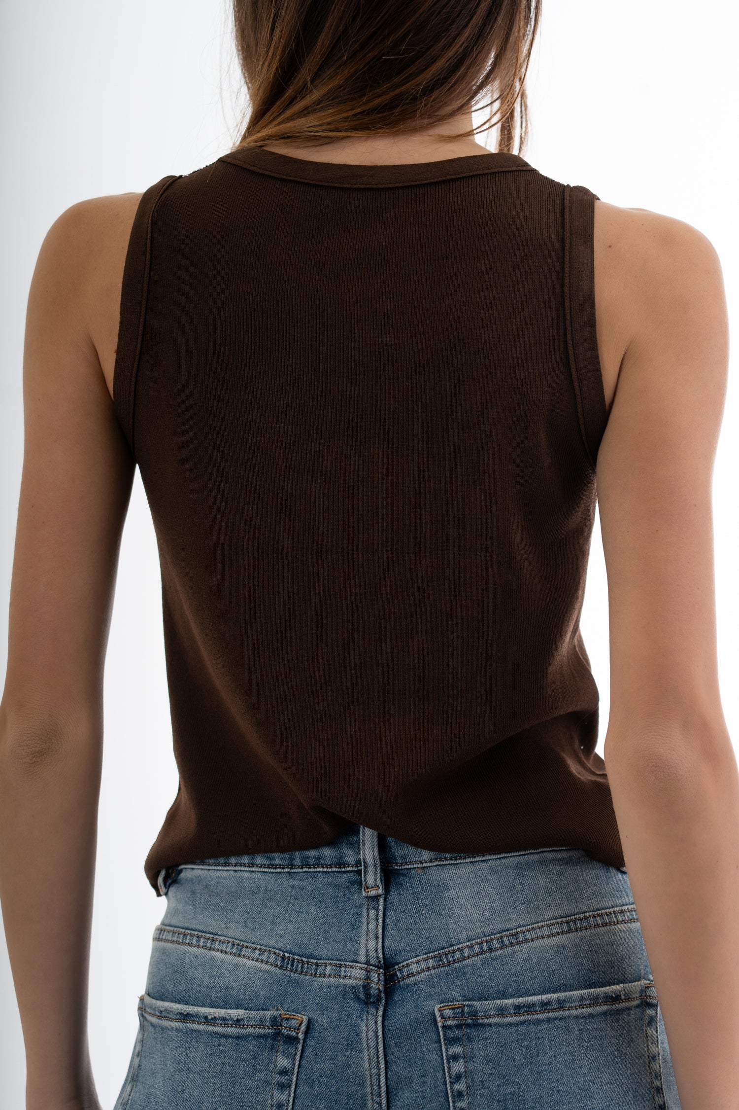 modella indossando Top canotta in microcostina di viscosa elasticizzata con strass degradé colore