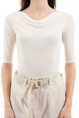 modella indossando Maglia scollo barca in viscosa e seta manica 3/4 Made in Italy colore PANNA Unica