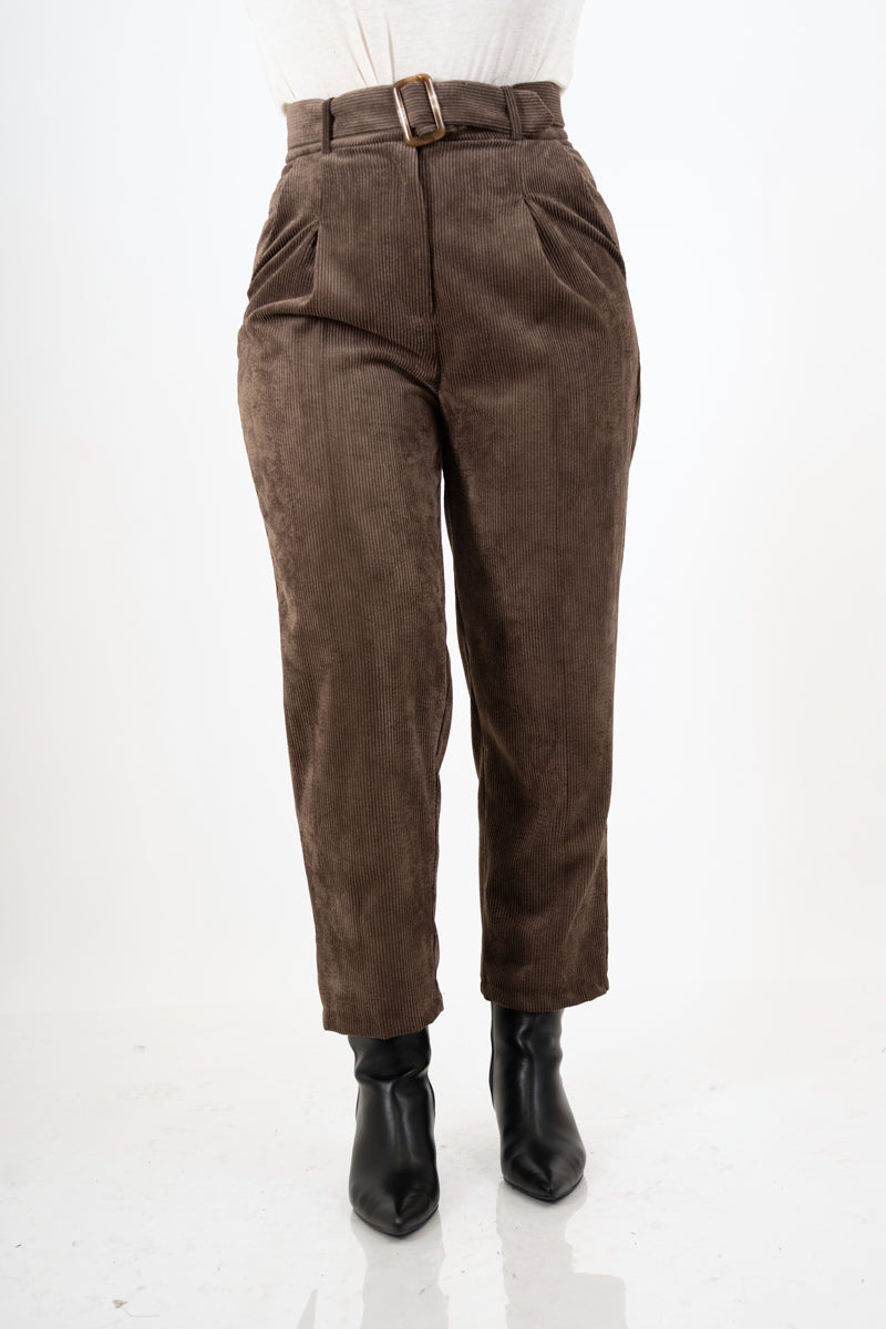 modella indossando Pantalone Velvet Line con fusciacca colore