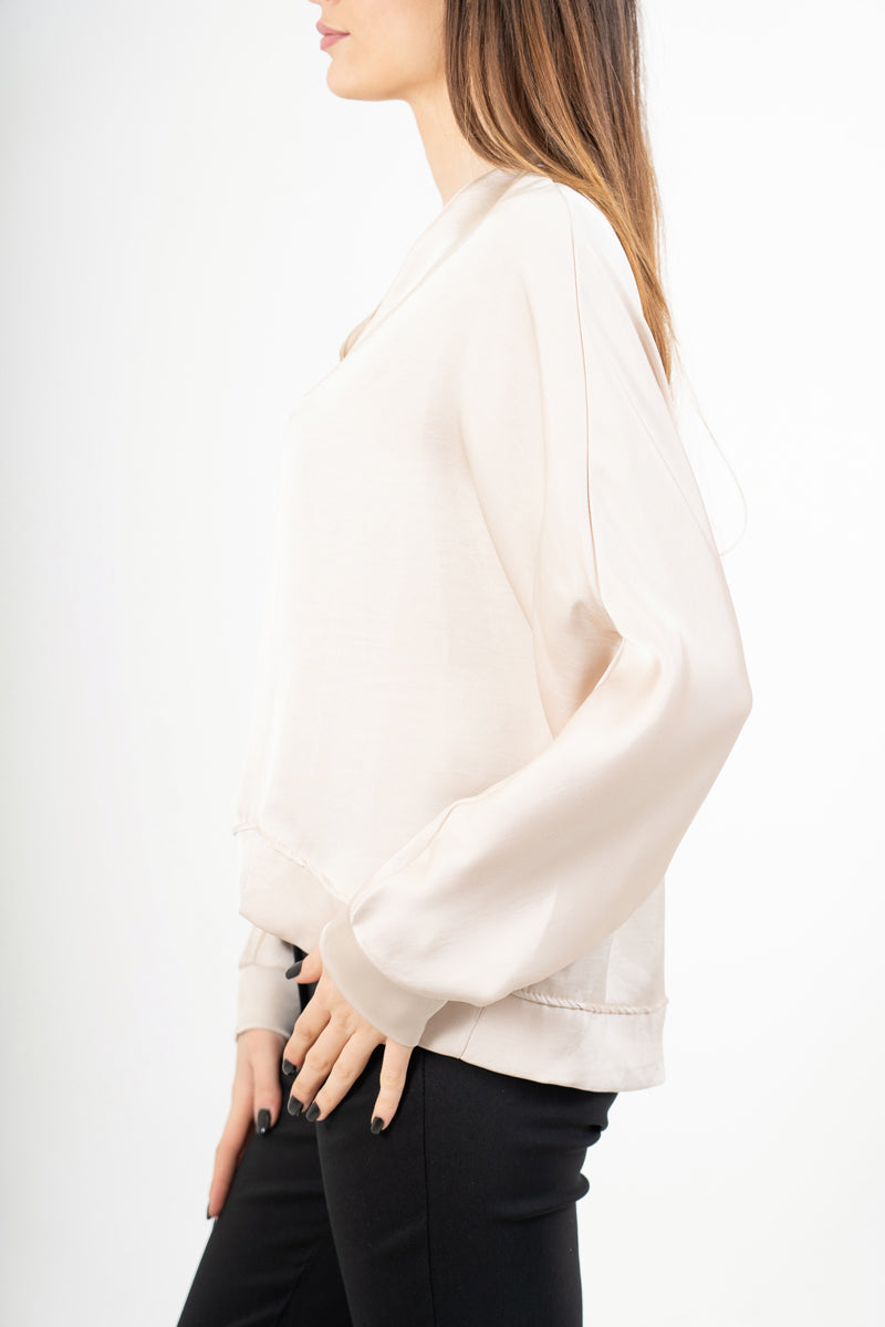 modella indossando Blusa ampia in raso cangiante con scollo a V e maniche a pipistrello colore