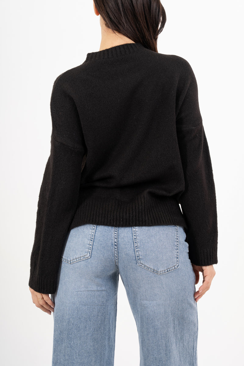 modella indossando Maglione over girocollo con fondo asimmetrico e spacchi laterali colore