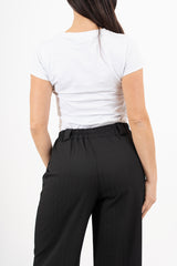 modella indossando T-shirt in cotone con applicazioni gioiello a trifoglio colore