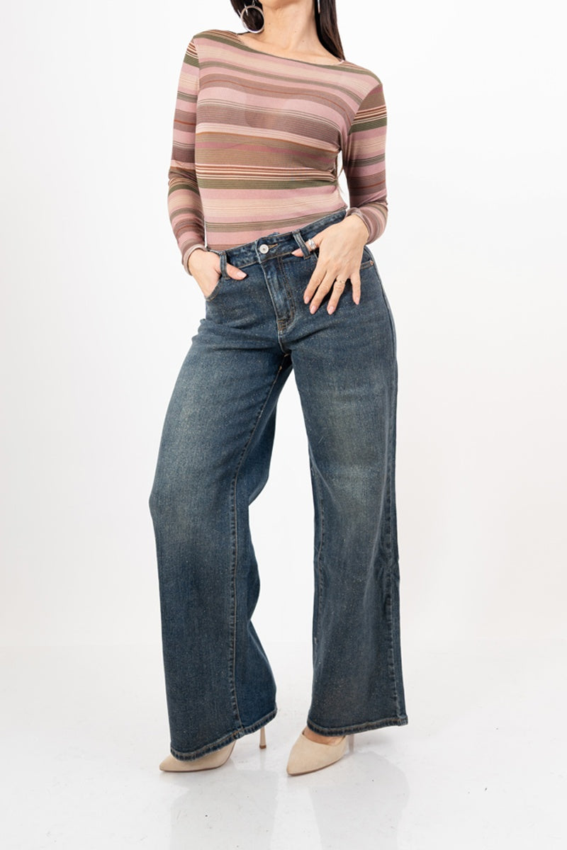 modella indossando Jeans straight a gamba dritta con spalmatura lurex oro colore Denim Medio