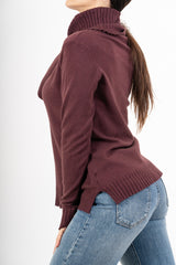 modella indossando Maglione over con collo alto in filato morbido e caldo colore