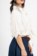 Camicia ampia con ricami floreali e nodo.