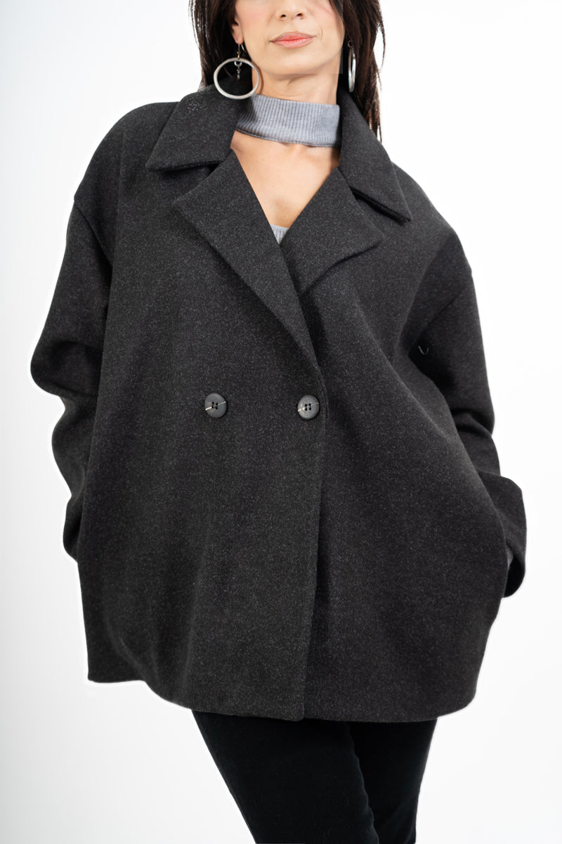 modella indossando Cappotto corto doppiopetto in panno morbido colore