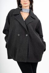 modella indossando Cappotto corto doppiopetto in panno morbido colore